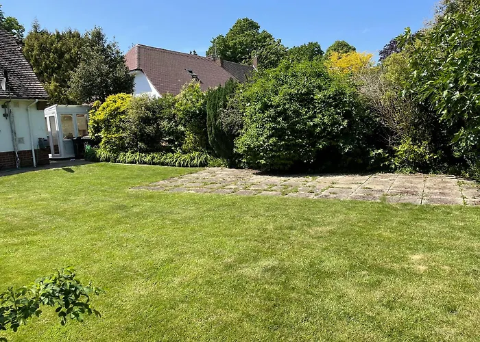 Lovely Bournemouth Cottage With Beautiful Large Garden, 5 Min To The Beach By Car